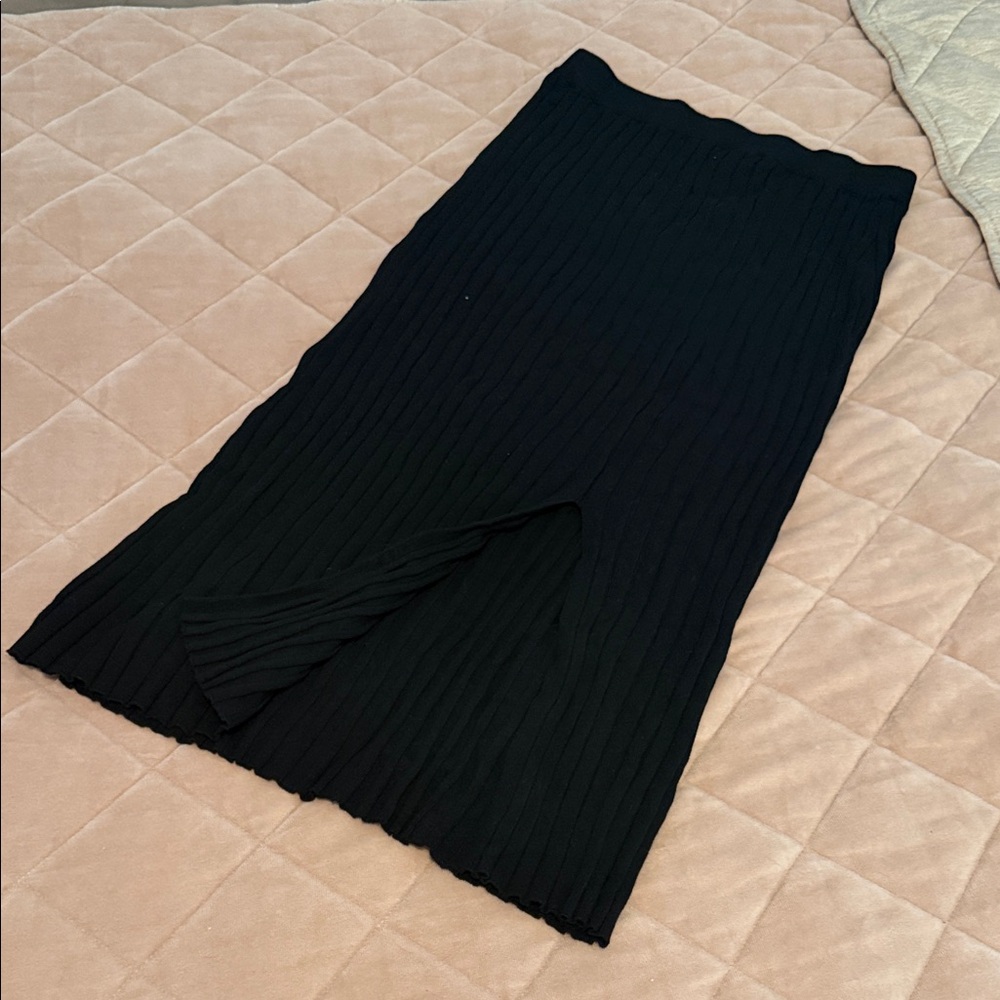 Ribbed Skirt with small slit